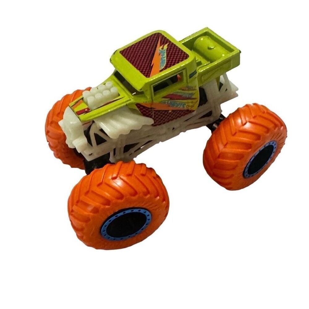 Hot Wheels Monster Jam Glow In The Dark Bone Shaker Scale 1/64 2021 Diecast